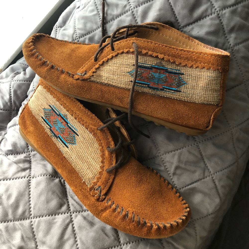 Minnetonka high top moccasin